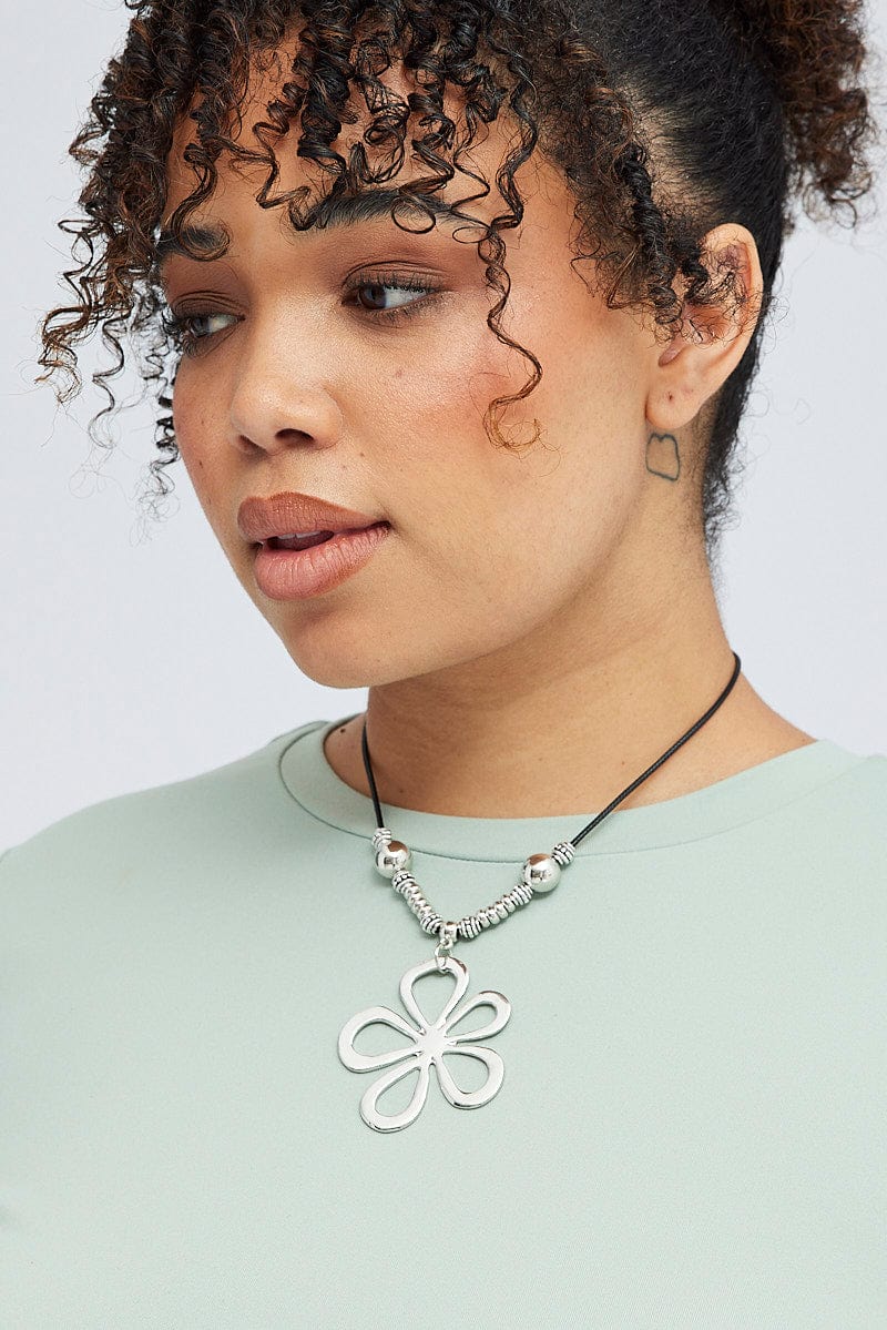 Silver Flower Pendent Necklace for YouandAll Fashion